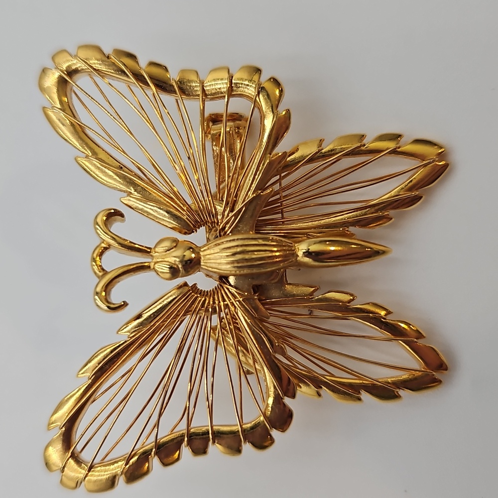 VINTAGE BUTTERFLY PIN GOLD 1.5" BROOCH